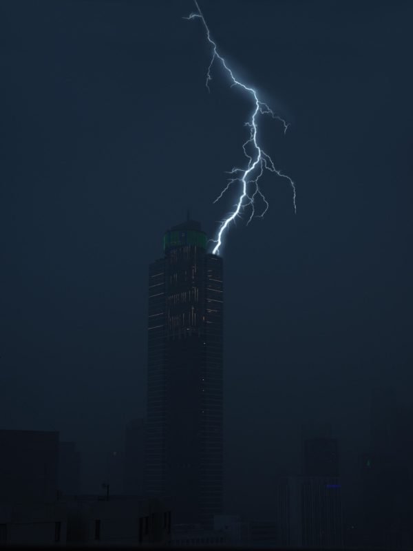 悬疑推理题材ai魔改短剧剧照，雨夜巷口的手电光柱扫过湿滑地面