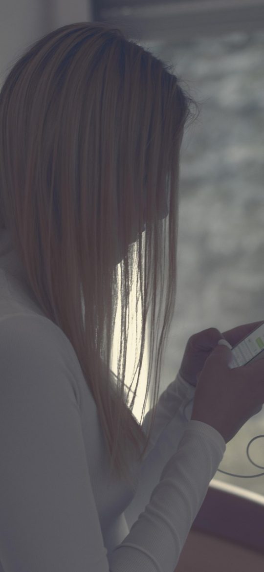 ai魔改短剧 App 素材导入页面列出手机相册中的多个视频文件并显示时长与分辨率信息
